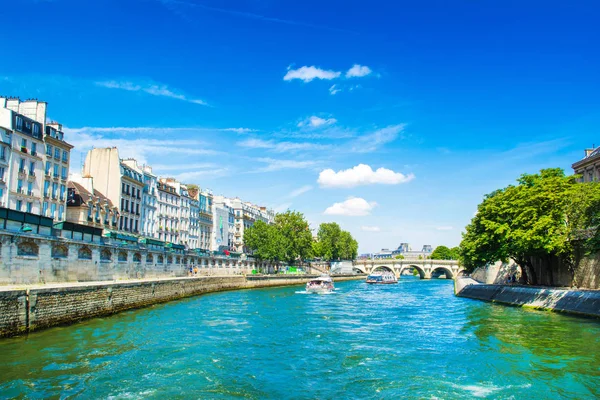 Seine nehri dolgulu parlak yaz manzarası — Stok fotoğraf