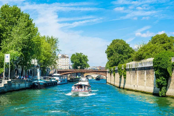 Seine nehri üzerinde gezi turistler ile Cruise gemileri — Stok fotoğraf