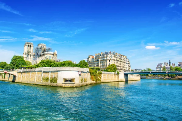 Seine Nehri ve Notre Dame de P dolgu lu peyzaj — Stok fotoğraf