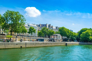 Seine nehri dolgulu parlak yaz manzarası