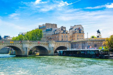 Seine nehri dolgulu parlak yaz manzarası