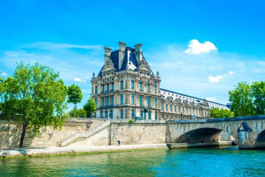 Ünlü Louvre Müzesi'nin ön cephesine bakış