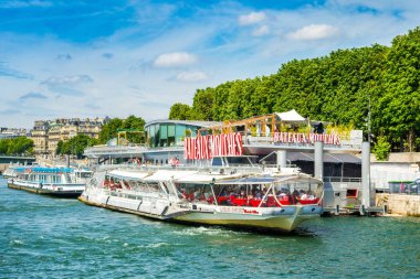 Seine nehri üzerinde gezi turistler ile Cruise gemileri