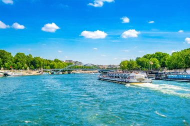 Seine nehri üzerinde gezi turistler ile Cruise gemileri