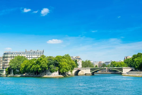 Seine nehri dolgulu parlak yaz manzarası — Stok fotoğraf