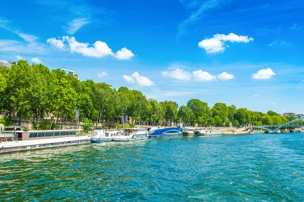 Seine nehri dolgulu parlak yaz manzarası — Stok fotoğraf