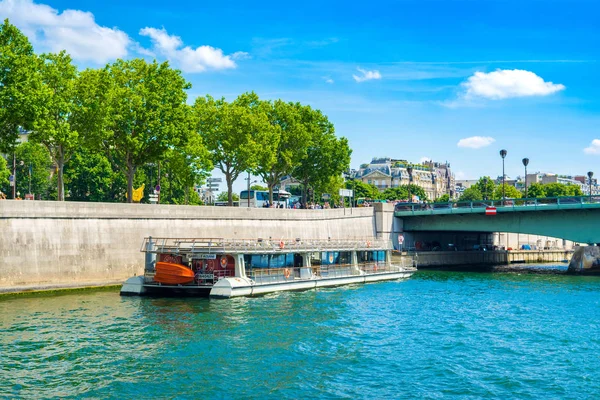 Seine nehri dolgulu parlak yaz manzarası