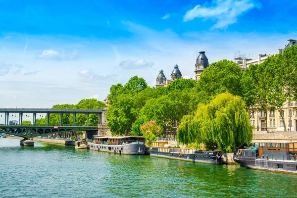 Seine nehri dolgulu parlak yaz manzarası — Stok fotoğraf