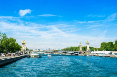 Seine nehri, Pari dolgu ile parlak yaz manzara