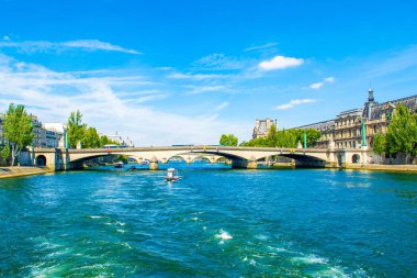 Seine nehri, Pari dolgu ile parlak yaz manzara