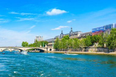 Seine nehri, Pari dolgu ile parlak yaz manzara