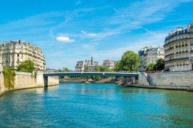 Seine nehri, Pari dolgu ile parlak yaz manzara