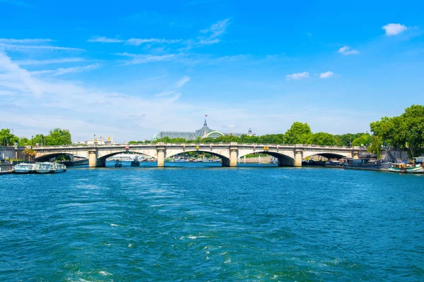 Seine nehri, Pari dolgu ile parlak yaz manzara — Stok fotoğraf