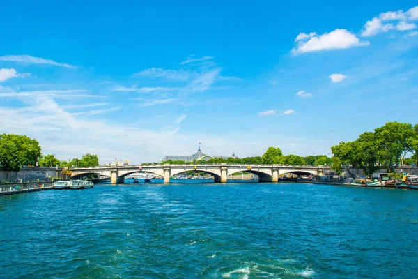 Seine nehri, Pari dolgu ile parlak yaz manzara — Stok fotoğraf