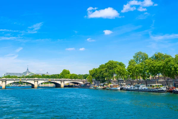 Seine nehri, Pari dolgu ile parlak yaz manzara — Stok fotoğraf