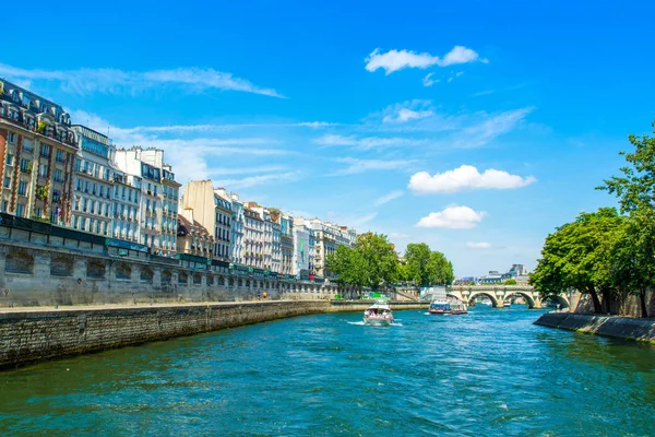 Seine nehri, Pari dolgu ile parlak yaz manzara — Stok fotoğraf