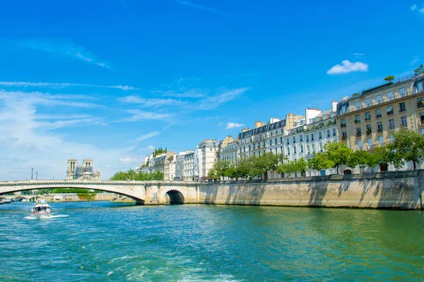 Seine nehri, Pari dolgu ile parlak yaz manzara — Stok fotoğraf
