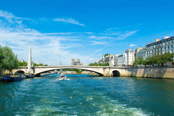 Seine nehri, Pari dolgu ile parlak yaz manzara — Stok fotoğraf