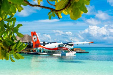 Erkek havaalanındaki ahşap iskelenin yanındaki su uçağı.