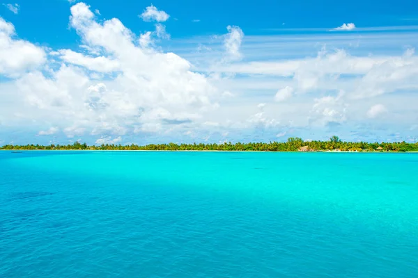 Hermosa playa de arena en el océano Índico — Foto de Stock