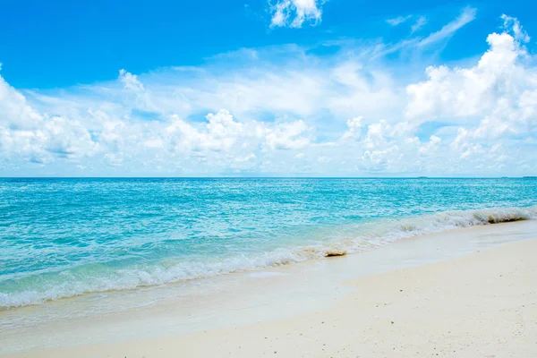 Hermoso paisaje de la playa de arena, Maldivas isla — Foto de Stock