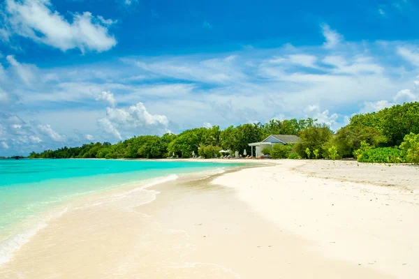 Hermosa playa de arena y sobre el agua bungalo tropical — Foto de Stock