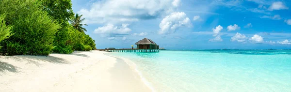 Piękna piaszczysta plaża, wyspa Malediwy — Zdjęcie stockowe