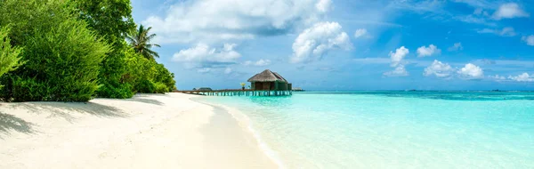 Bella spiaggia sabbiosa, isola di Maldive — Foto Stock