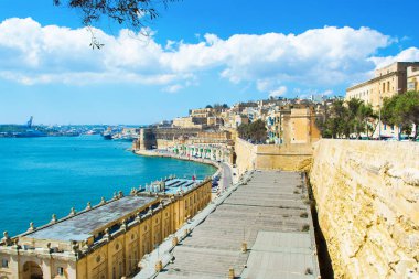 Eski Valletta manzarası eski binalar ve Grand Harbour