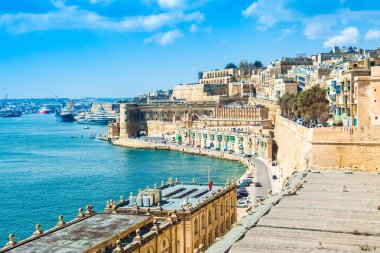 Eski Valletta 'nın manzarası, eski binalar ve Grand Harbour
