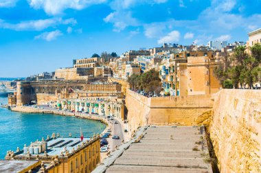Eski Valletta manzarası eski binalar ve Grand Harbour