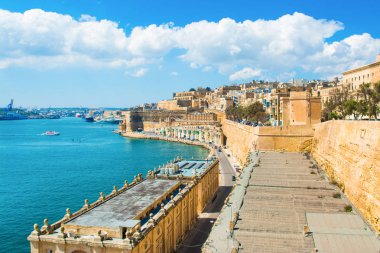 Eski Valletta manzarası eski binalar ve Grand Harbour