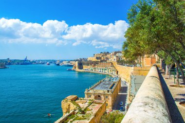 Eski Valletta manzarası eski binalar ve Grand Harbour