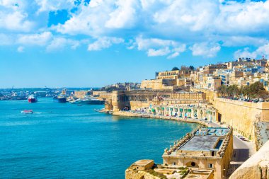 Eski Valletta manzarası eski binalar ve Grand Harbour