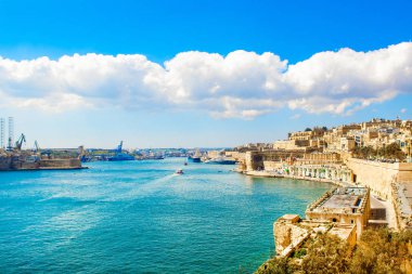 Eski Valletta manzarası eski binalar ve Grand Harbour