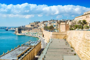 Eski Valletta manzarası eski binalar ve Grand Harbour