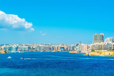 Sliema 'daki gezinti alanı ve marina manzarası