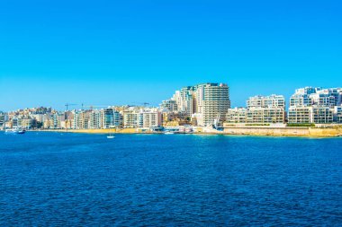 Sliema 'daki gezinti alanı ve marina manzarası