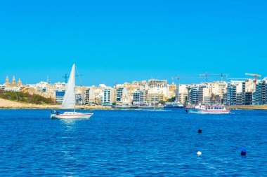 Sliema 'daki gezinti alanı ve marina manzarası