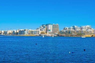 Sliema 'daki gezinti alanı ve marina manzarası