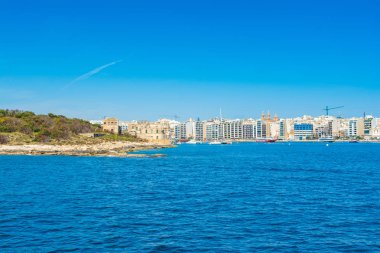 Sliema 'daki gezinti alanı ve marina manzarası