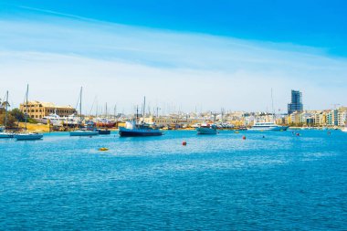 Sliema 'daki gezinti alanı ve marina manzarası