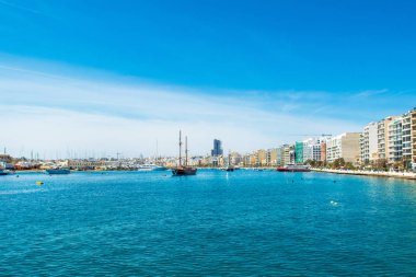 Sliema 'daki gezinti alanı ve marina manzarası