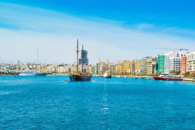 Sliema 'daki gezinti alanı ve marina manzarası