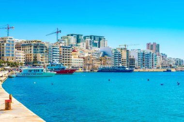Sliema 'daki gezinti alanı ve marina manzarası