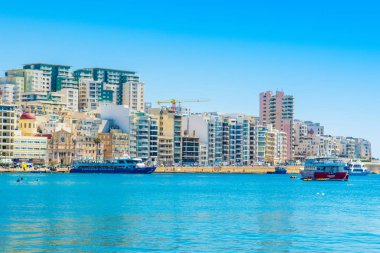 Sliema 'daki gezinti alanı ve marina manzarası