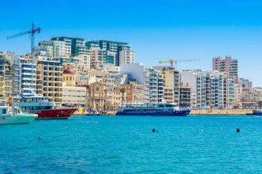 Sliema 'daki gezinti alanı ve marina manzarası