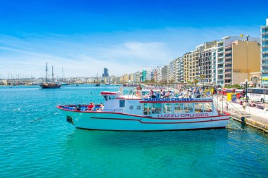 Sliema 'daki gezinti alanı ve marina manzarası