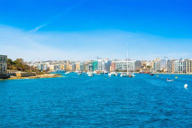 Sliema 'daki gezinti alanı ve marina manzarası