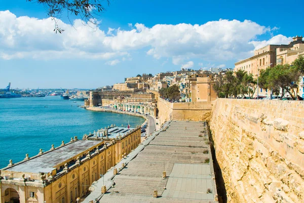 Landscape of old Valletta with old buildings and Grand Harbour — Stock Photo, Image